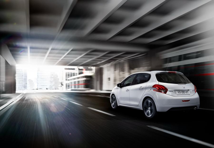  Peugeot 208 GT Line 5-Door 2015 года  (фото 12 из 20)